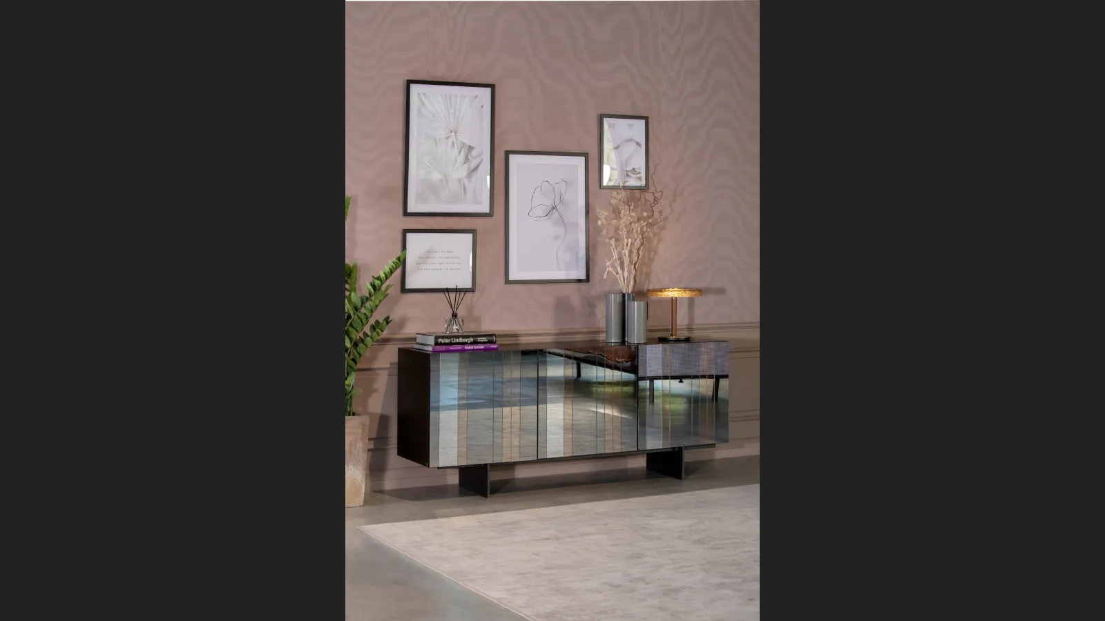 Madia Diva realizzata con una combinazione di elementi specchianti di Tonin Casa