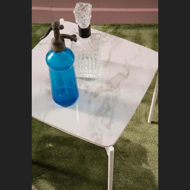 Tavolino Ivy in ceramica con struttura in metallo di Stones