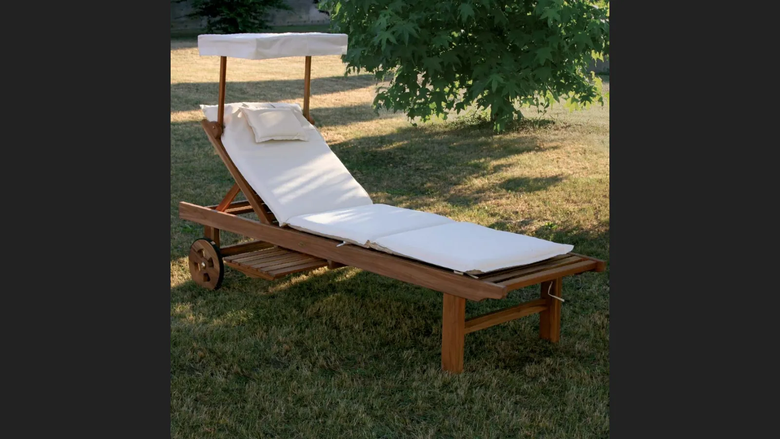 Lettino Real Bed  in legno massello di teak indonesiano con finitura olio naturale con cuscino in tessuto imbottito e parasole di La Seggiola